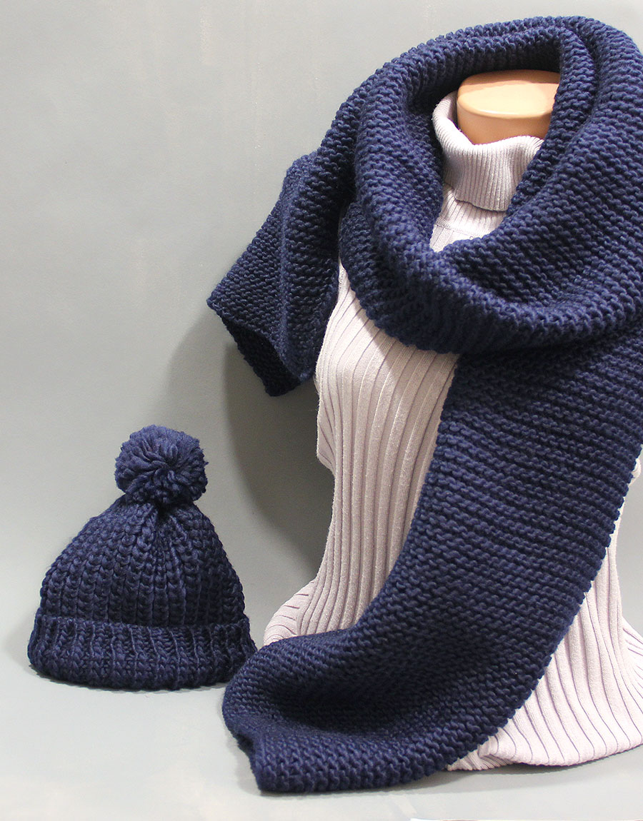 Шапка и шарф вязанные женские комплект синий
